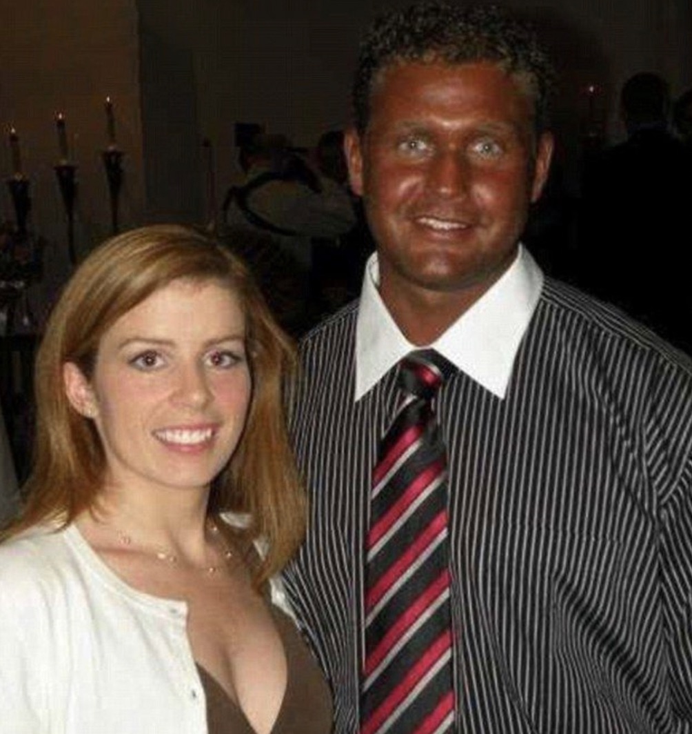 The contrast with the white collar is just beautiful